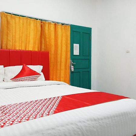 Oyo 2611 Hotel Krui Syariah Esterno foto