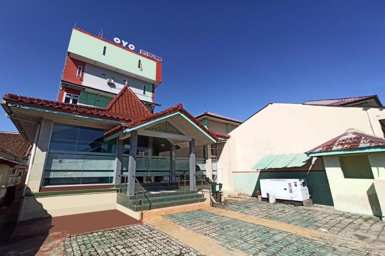 Oyo 2611 Hotel Krui Syariah Esterno foto