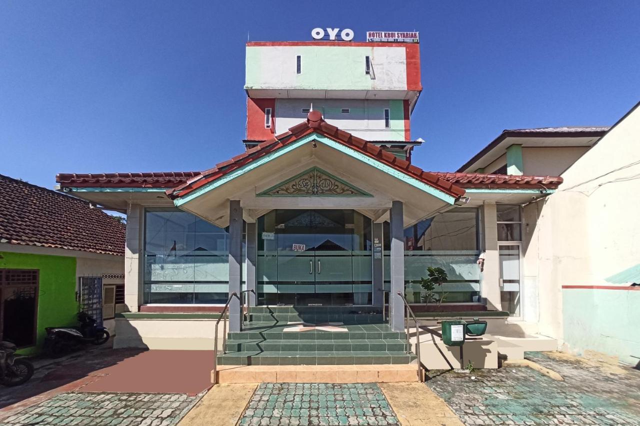Oyo 2611 Hotel Krui Syariah Esterno foto