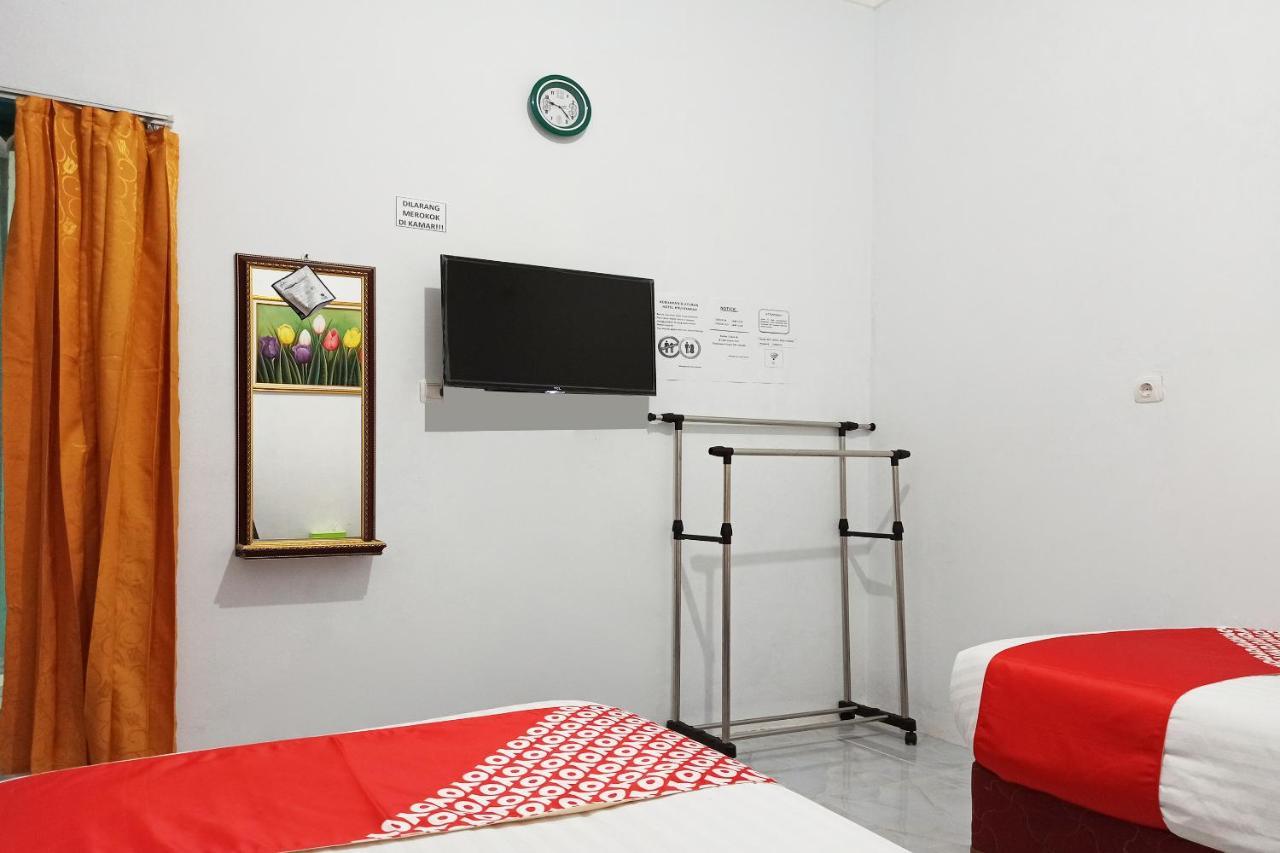 Oyo 2611 Hotel Krui Syariah Esterno foto