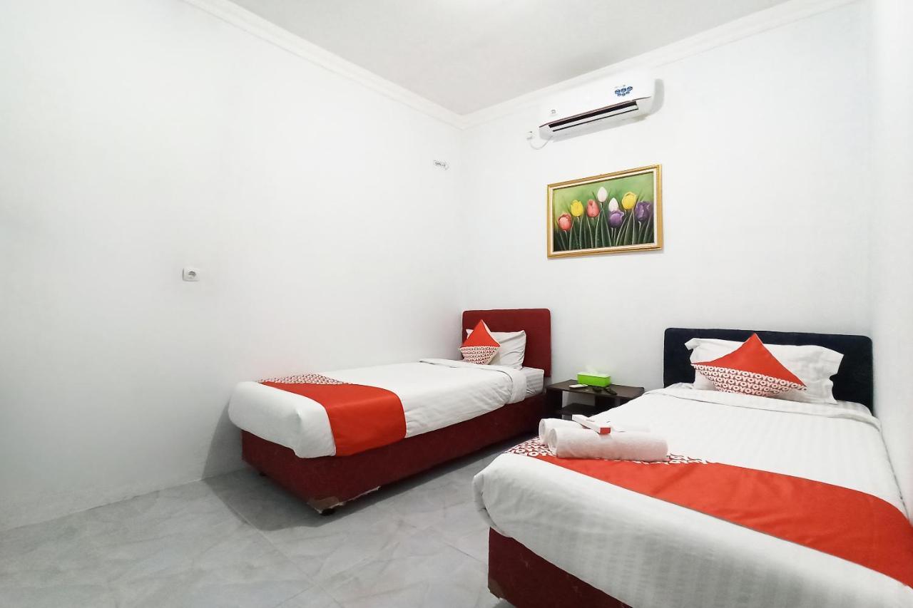 Oyo 2611 Hotel Krui Syariah Esterno foto
